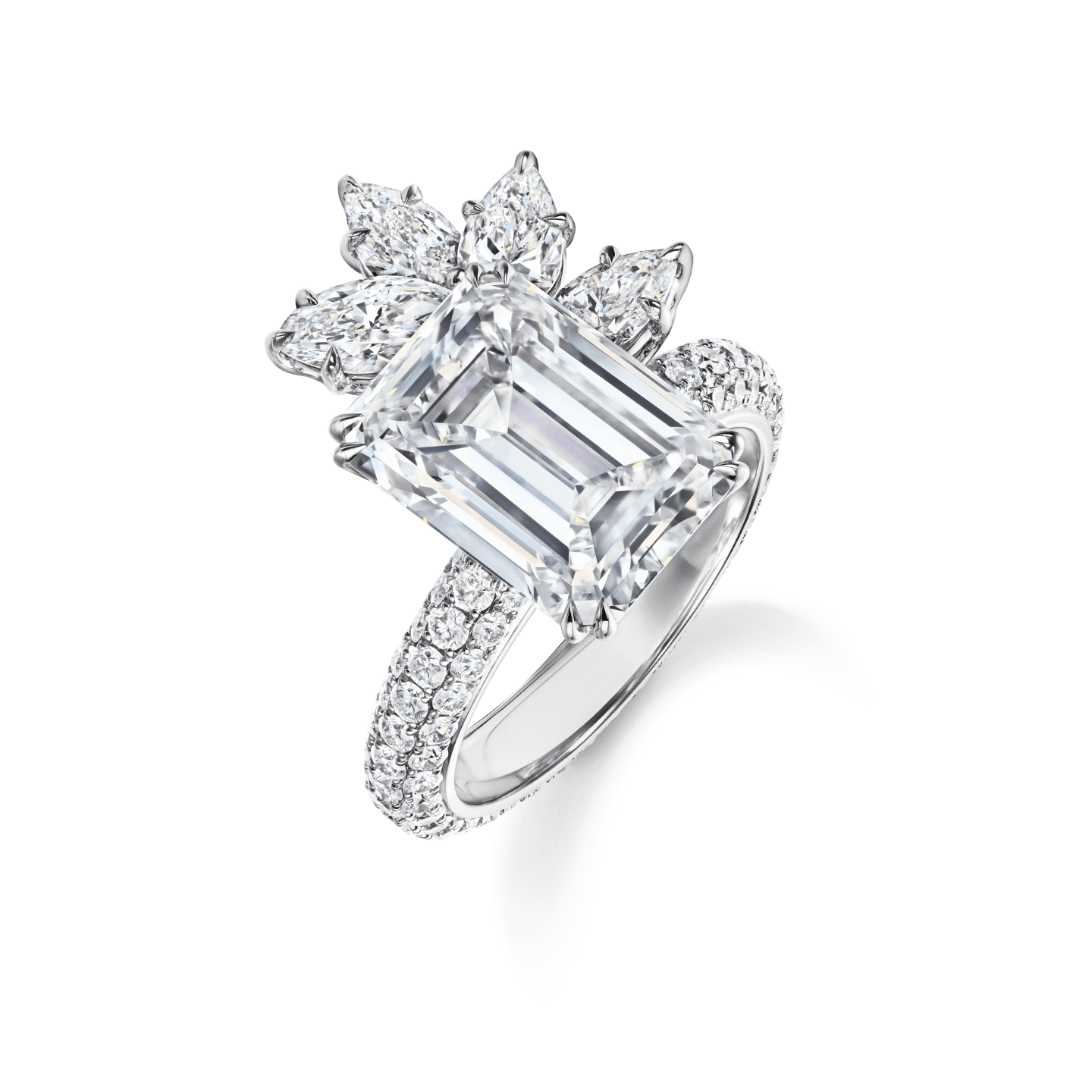Vue en angle de la Bague de fiançailles Bridal Couture en diamant taille émeraude