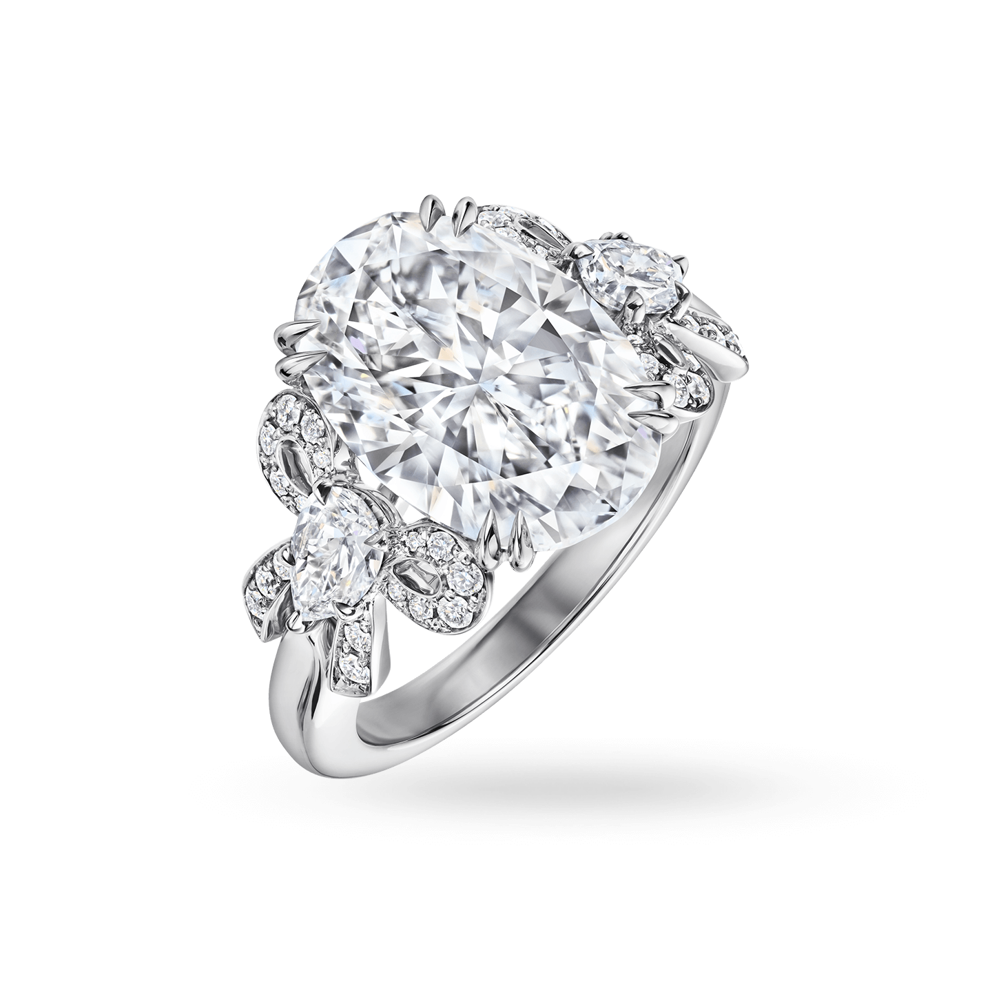 Vue en angle de la Bague de fiançailles Bridal Couture en diamant taille ovale