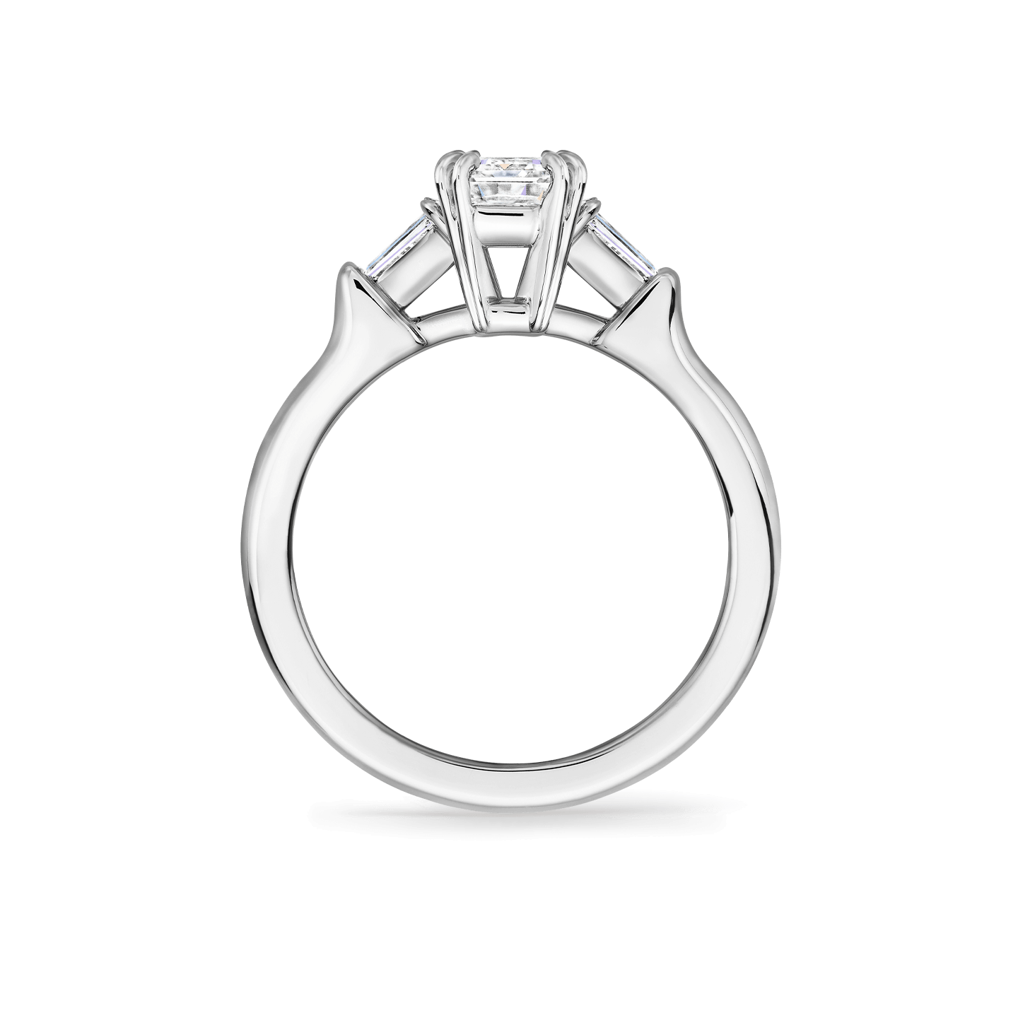 Vue latérale de la Bague de fiançailles Classic Winston diamant taille émeraude et diamants latéraux taille baguette