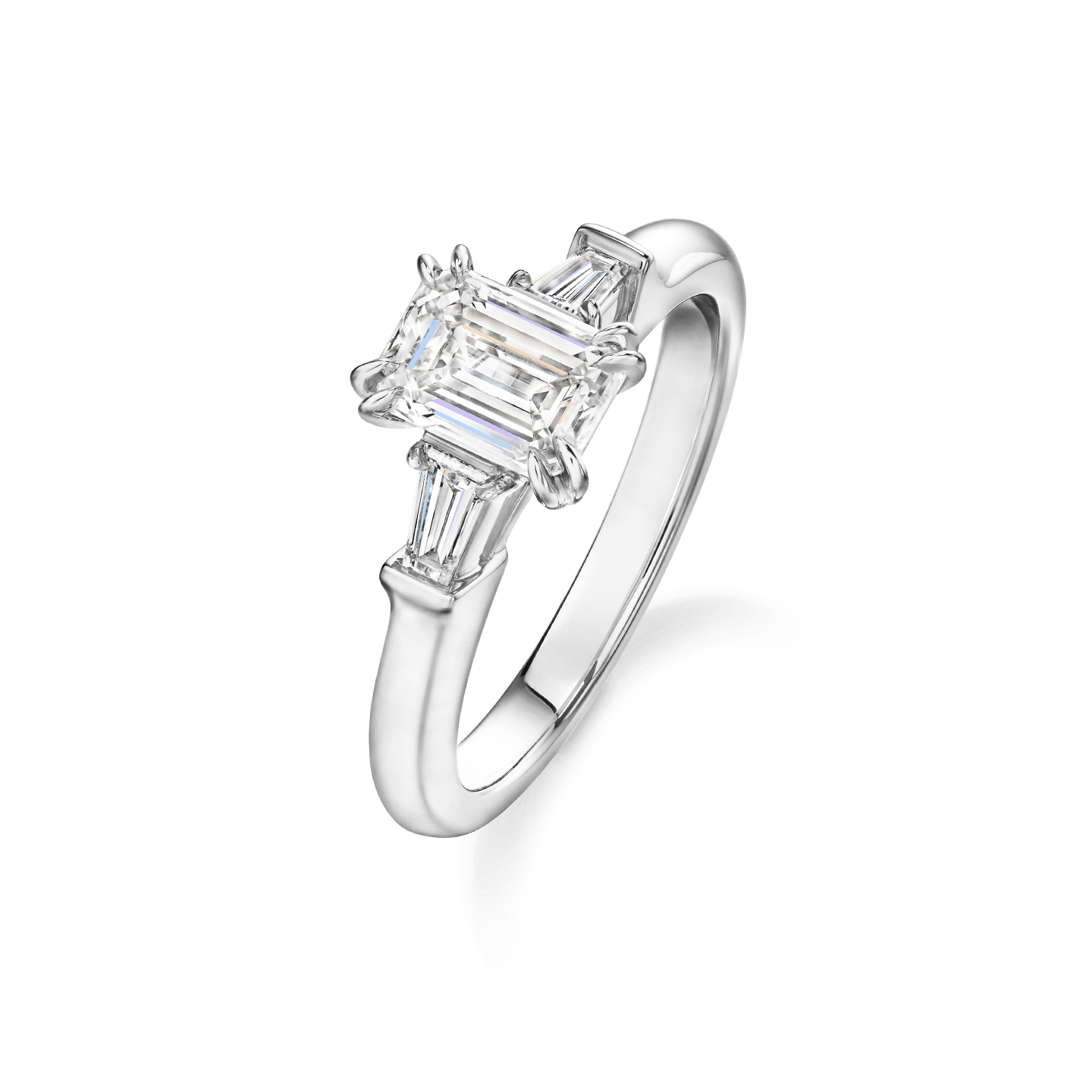 Vue en angle de la Bague de fiançailles Classic Winston diamant taille émeraude et diamants latéraux taille baguette