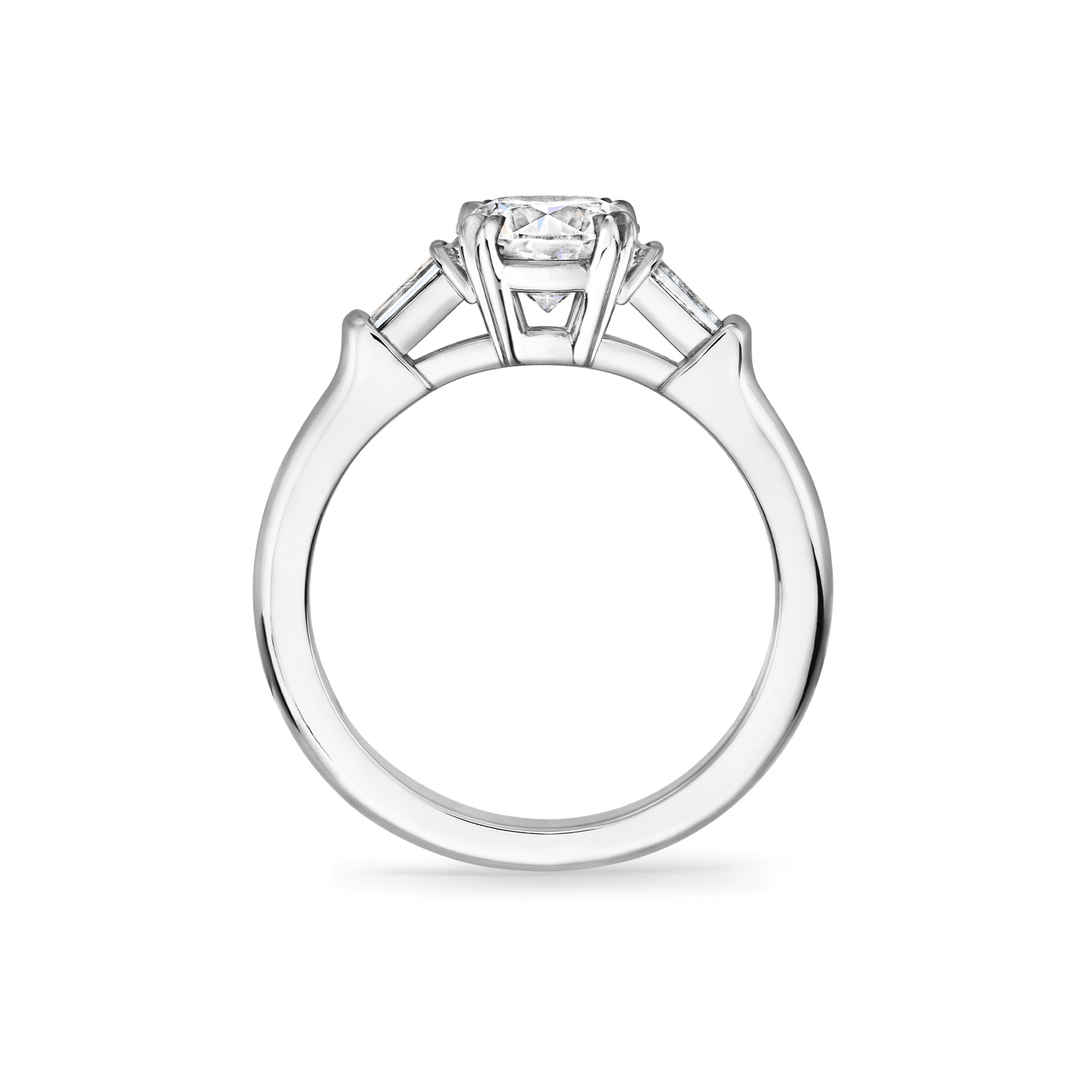 Vue latérale de la Bague de fiançailles Classic Winston diamant taille brillant et diamants latéraux taille baguette