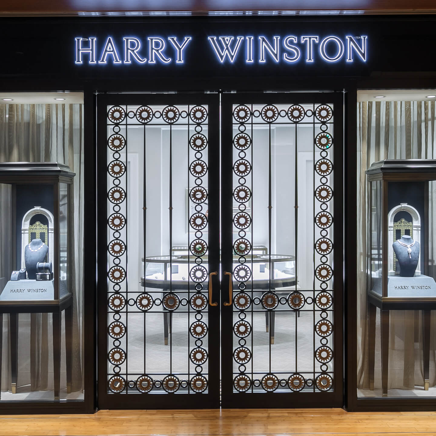Façade of the Harry Winston Tokyo Midtown Salon